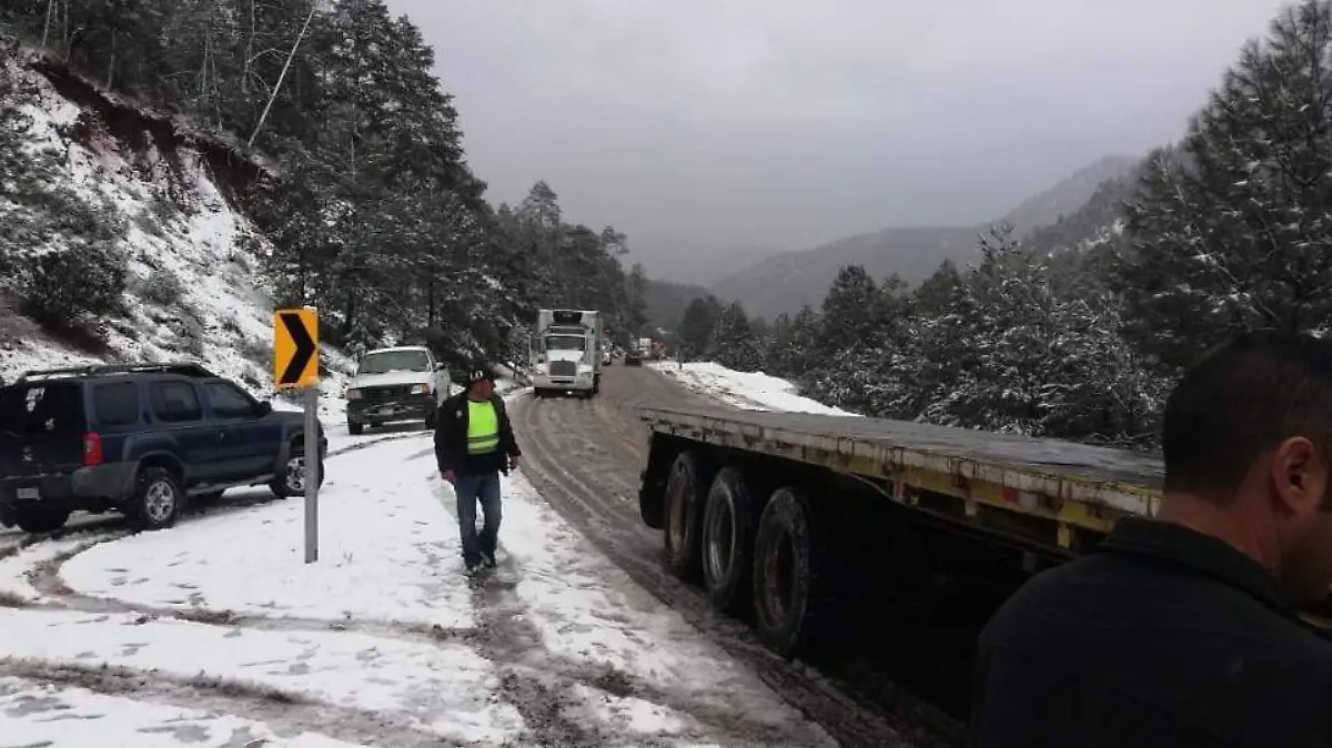 Por la nevada registrada en el Municipio de Bocoyna quedaron cien vehiuclos varados - copia